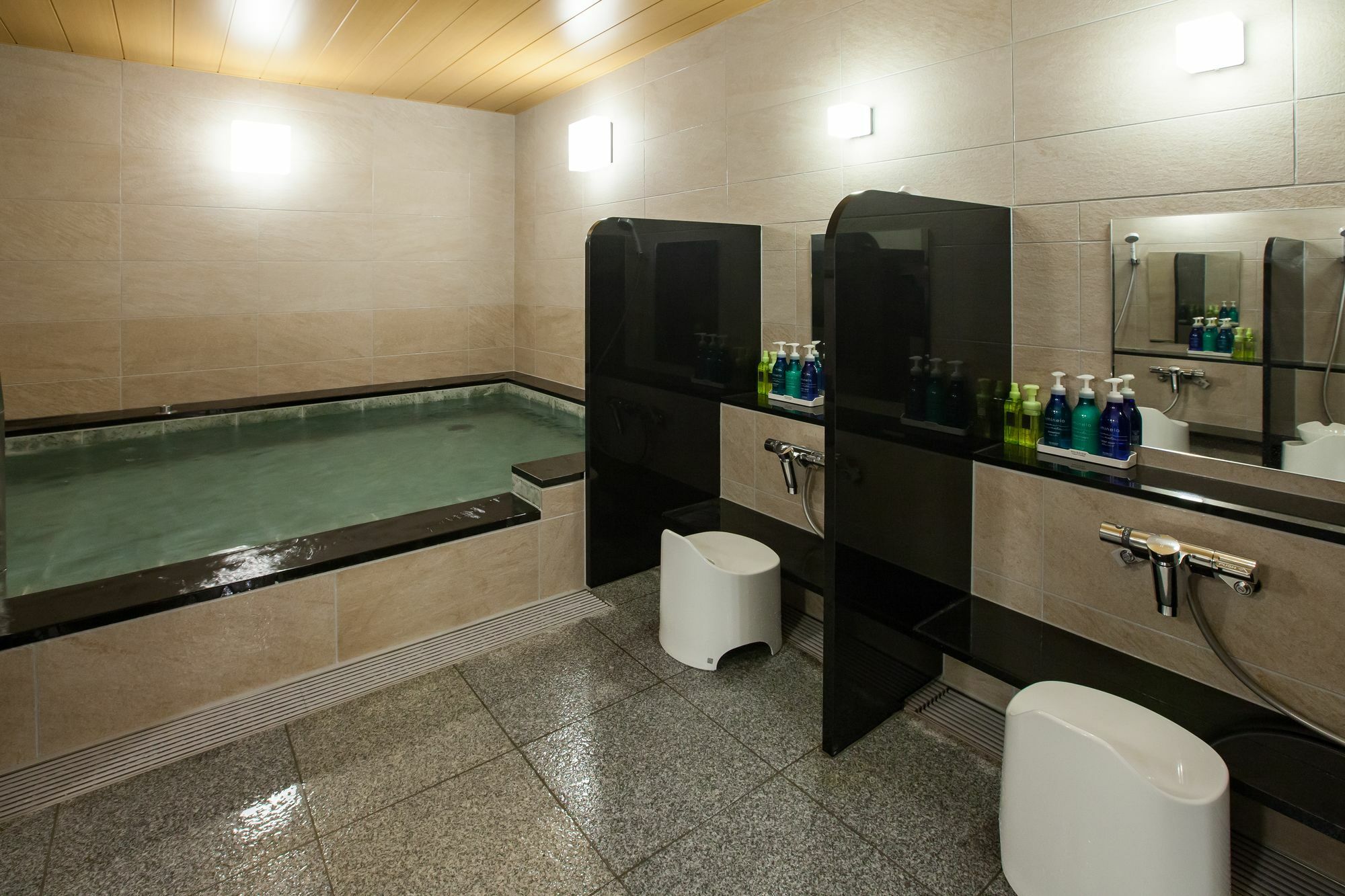 Y'S Cabin Osaka Namba Екстер'єр фото
