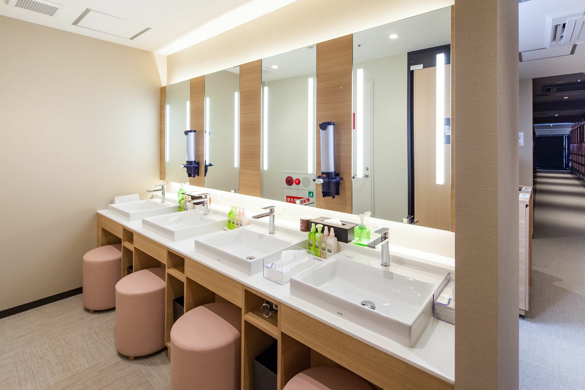 Y'S Cabin Osaka Namba Екстер'єр фото